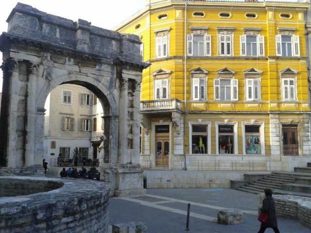 Royal Apartment Пула Екстериор снимка